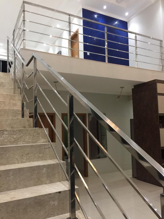Escada e guarda-corpo residencial