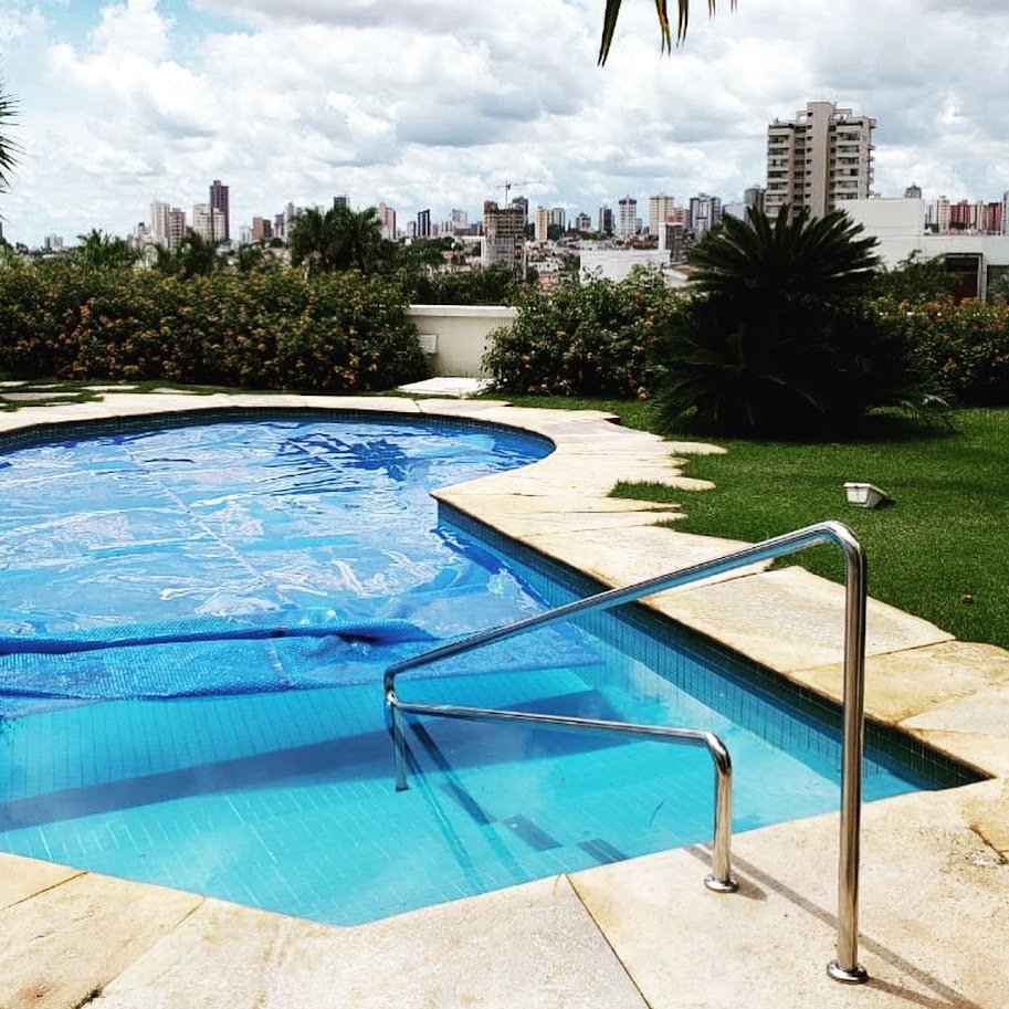 Corrimão piscina vista cidade