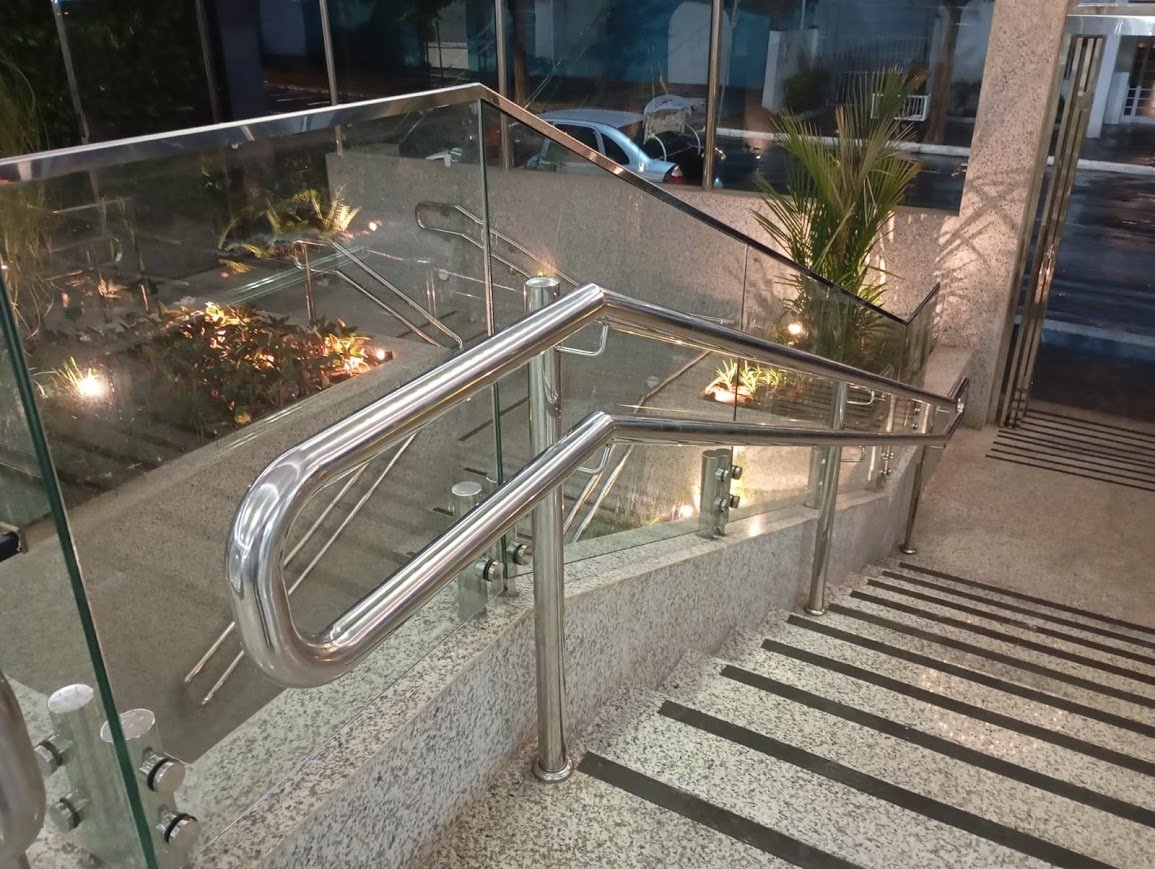 Guarda-corpo com vidro noturno